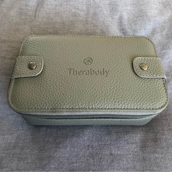 NWT Therabody Textured Case in Light Gray United Polaris Amenity Kit - Picture 4 of 5